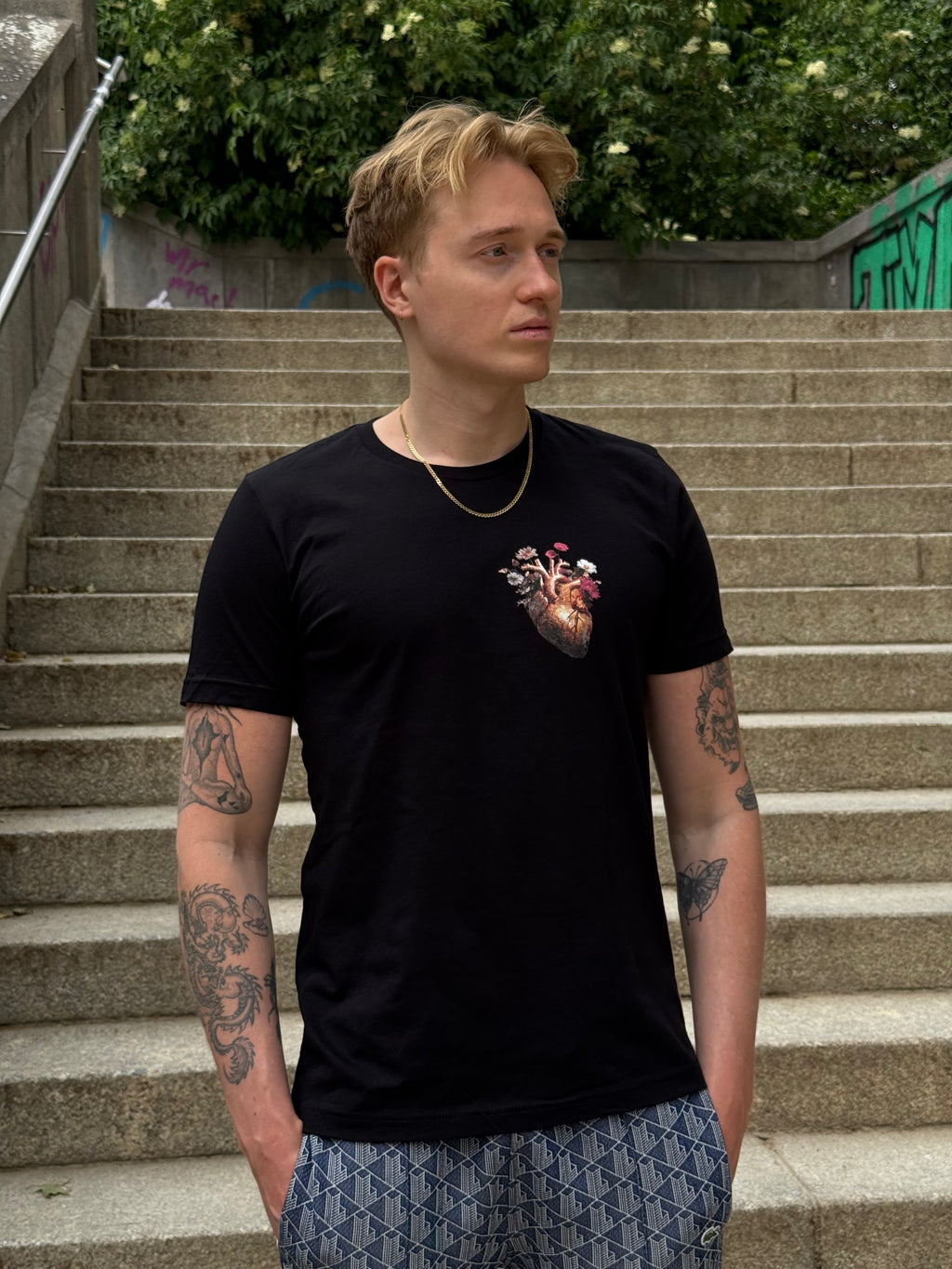 T-Shirt mit Herz-Print auf der Brust.