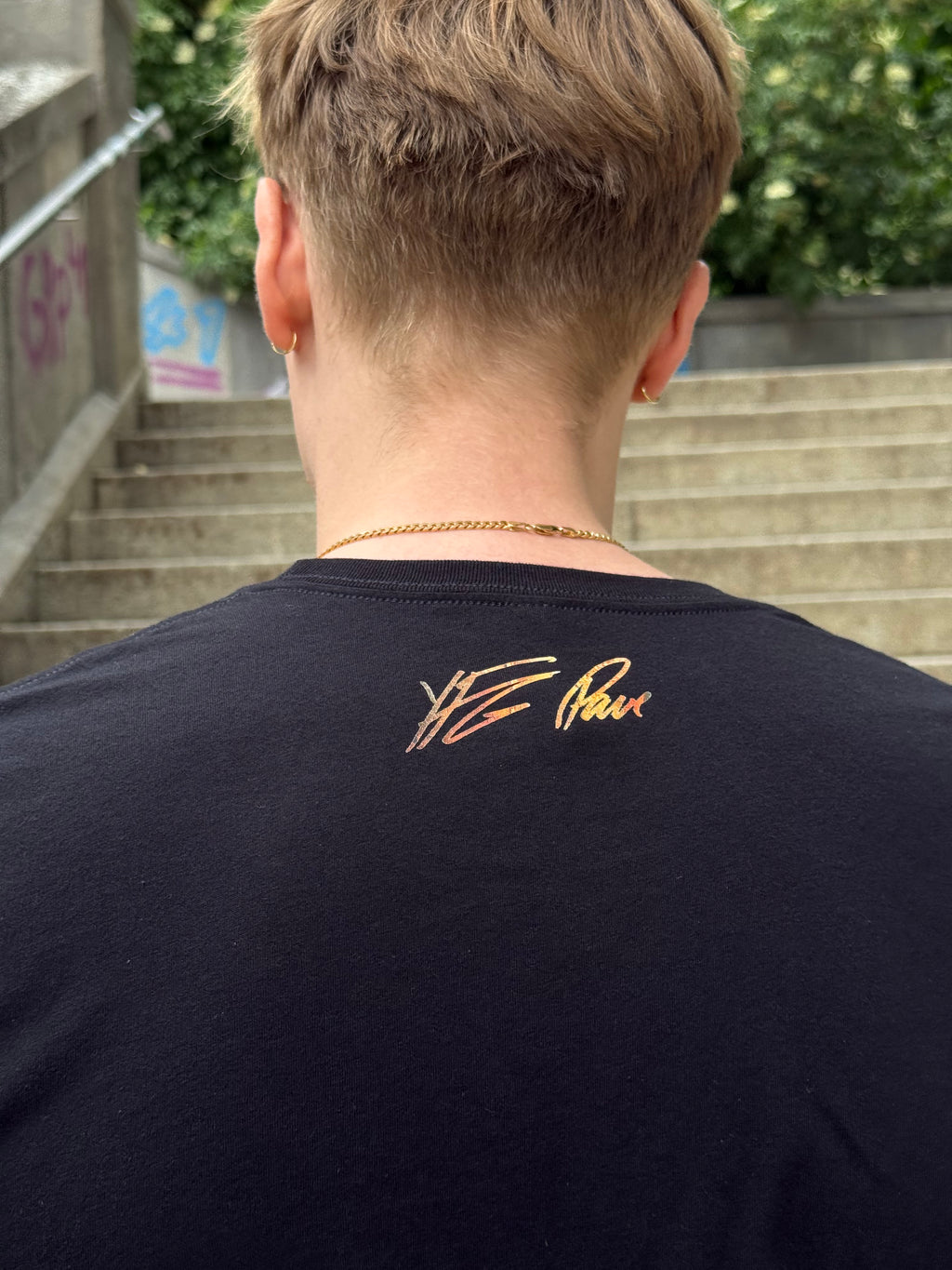 T-Shirt mit Herz-Print auf der Brust.