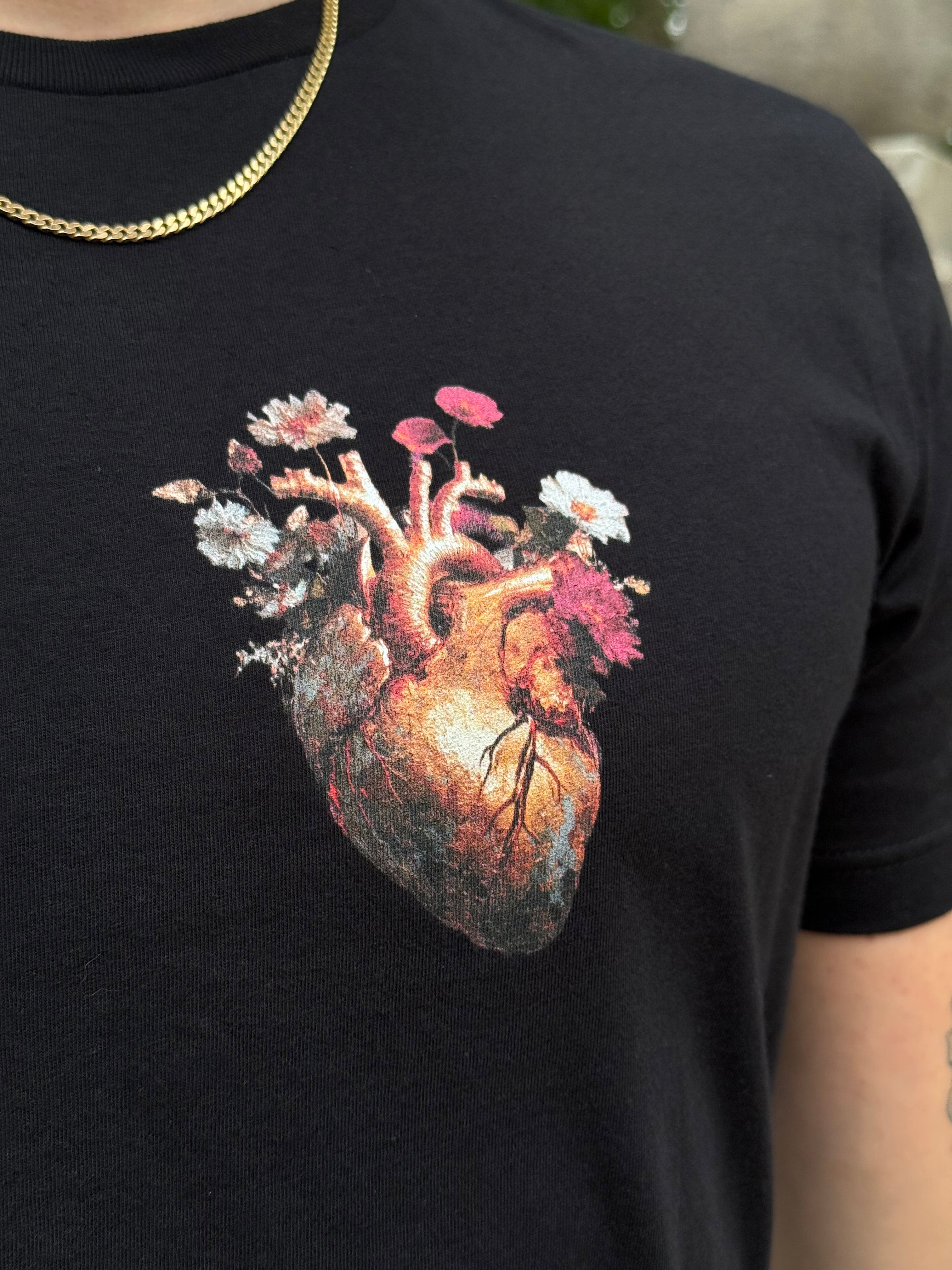 T-Shirt mit Herz-Print auf der Brust.